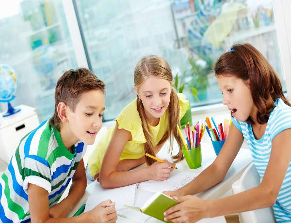 zdumiony-studentow-z-ksiazki-600x460