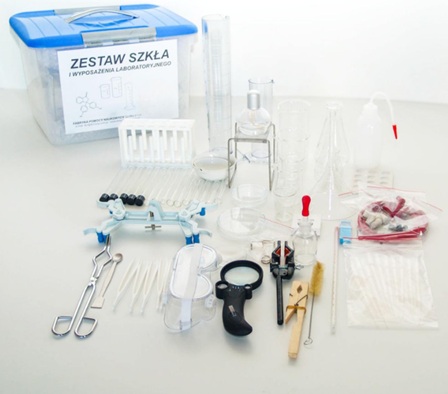Zestaw szkła i wyposażenia laboratoryjnego