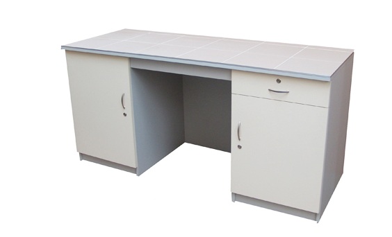 Stół laboratoryjny demonstracyjny 2-szafkowy z listwą zasilającą