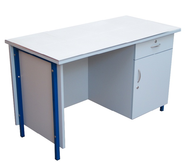 Stół laboratoryjny (demonstracyjny) z listwą zasilającą